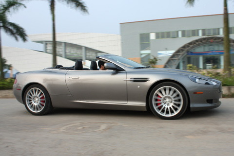 Lướt phố Hà Nội cùng Aston Martin DB9 mui trần